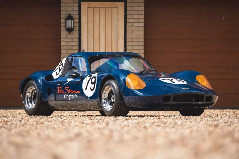 Chevron B8